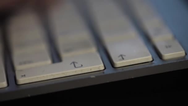 Mannelijke vingers typen van tekst op slanke computertoetsenbord — Stockvideo