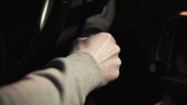Рука людини ставить ключ автомобіля в гніздо і запускає двигун — стокове відео