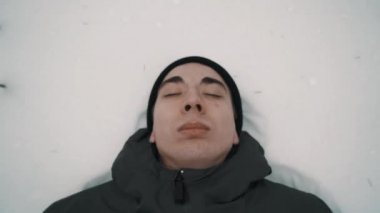 Genç adam karda ormanda uyanır ve wth kamera asansörleri