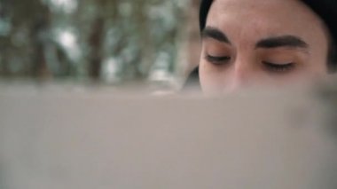 Genç ressam ormanda kamp ateşi oturan kağıt üzerine çizim