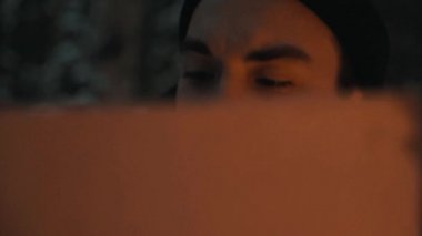 Genç sanatçı, ormanda kamp ateşi oturmak tuval üzerine çizim