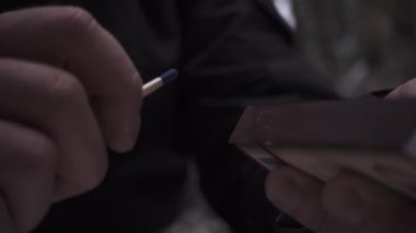 Erkek el grev maç kutusu karşı ateş tutuşturan