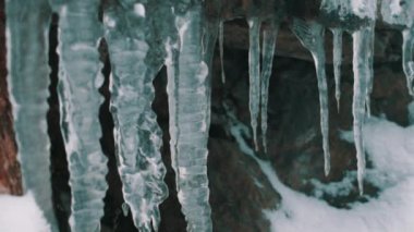 Buz sarkıtları satır rock uçurumun kenarında asılı