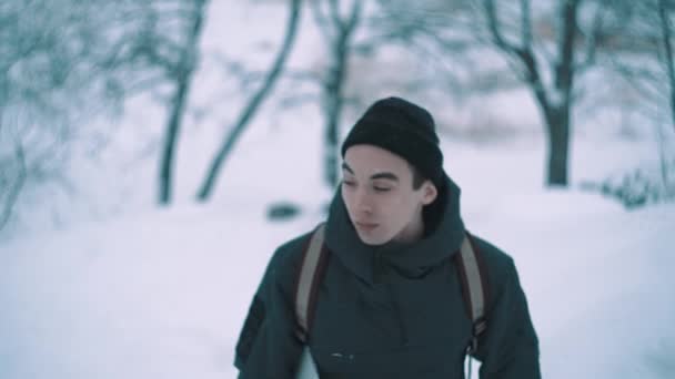 Avontuur wandelaar wandelen op sneeuw bedekt traject in bos op winterdag — Stockvideo