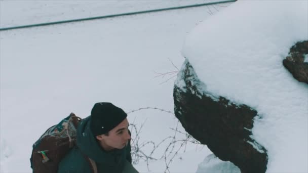 Extremo homem escalando montanha lado coberto de neve — Vídeo de Stock