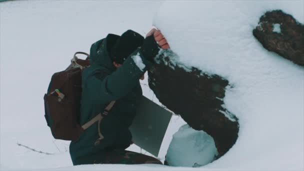Extreme wandelaar klimmen bergzijde bedekt met sneeuw — Stockvideo