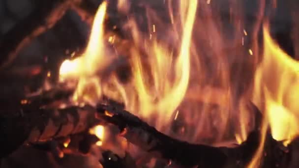 Firewood agitando chama ardente em pilha de fogueira — Vídeo de Stock