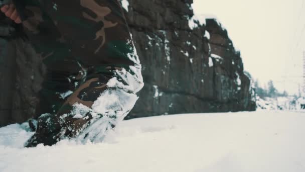 Man jat sneeuw uit de knie in de wildernis op winterdag — Stockvideo