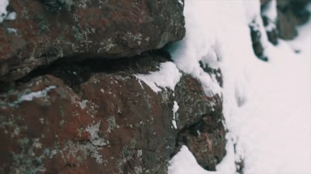 Parete rocciosa di falesia di montagna coperta di neve nella giornata invernale — Video Stock