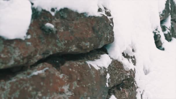Steinwand des Berghügels am Wintertag mit Schnee bedeckt — Stockvideo