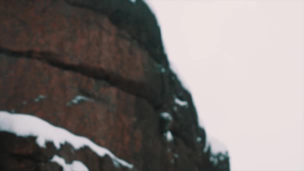 Lato roccioso della falesia di montagna coperto di neve nella giornata invernale — Video Stock