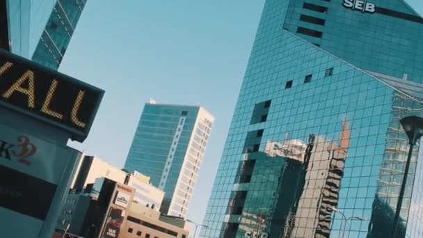 Espelho alto edifícios de escritórios de vidro no distrito de negócios no dia ensolarado — Vídeo de Stock