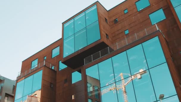 Estilo moderno edificio de oficinas espejo ventanas de vidrio — Vídeo de stock