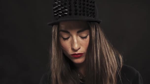 Tüskés megtorló cap portré a fiatal és vonzó lány — Stock videók
