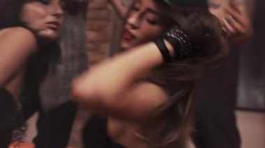 Arsız rapçiler yatak rap üzerinde seksi chiks ayakta ile üstsüz