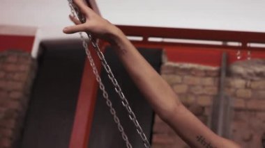 Siyah iç çamaşırı erotik zincirleme salıncak sandalye üzerinde poz genç seksi kız