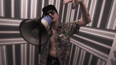Megafon rap ve eller açılarak tişörtlü adam arsız rapçi