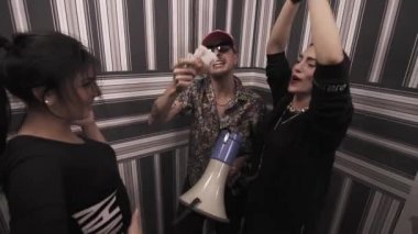 Seksi kızlar dans ve megafon rap ukala adam