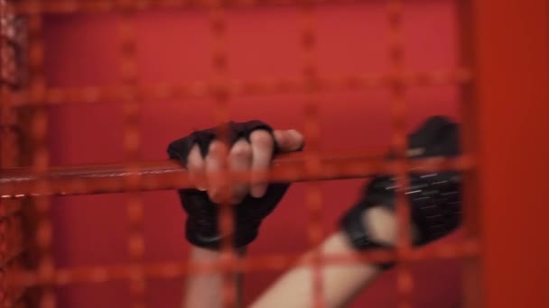 Junges sexy Mädchen in rotem Käfig und Lederhandschuhen verführt zum Tanzen — Stockvideo