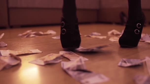 女性脚在高高跟鞋踢和跺在钞票 — 图库视频影像