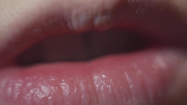 Γυναίκα εφαρμόζονται λευκή balm κοντινό στικ για τα χείλη — Αρχείο Βίντεο