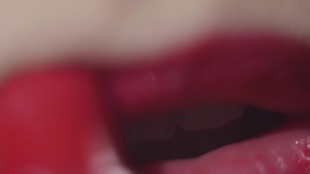 Kvinna applicera ljusa rosa läppstift på läpparna närbild — Stockvideo