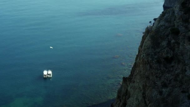 Прекрасний вид на човни в спокійному блакитному океані зі скелі — стокове відео