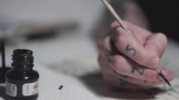 Tattooed girl hands drawing sketch of smoking pipe — Stock Video