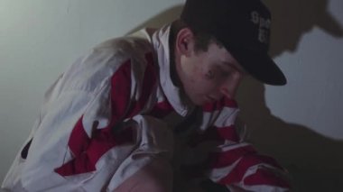 Genç dövmeli adam statik tv ekran dokunmadan, çalışma ile katta ağız kavgası