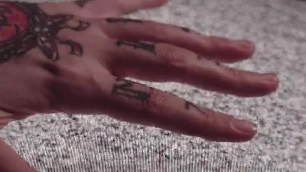 Татуйована дівчина рука торкається статичного екрану старого телевізора — стокове відео