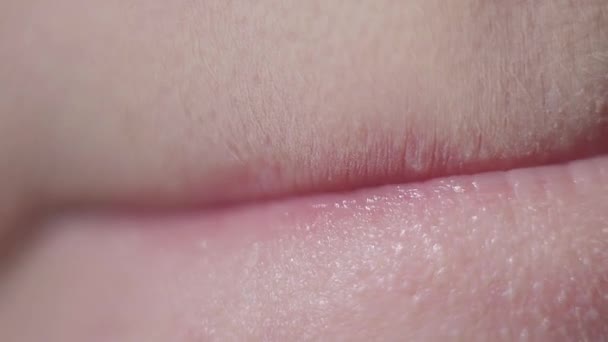 Γυναίκα δίνει την αίσθηση στα χείλη εφαρμογή βάλσαμο ραβδί σε κοντινό πλάνο — Αρχείο Βίντεο
