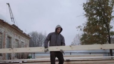 Ahşap tahta kereste fabrikası fabrika bahçesinde kış gününde taşıyan çeviren