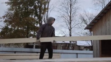 Ahşap tahta kereste fabrikası fabrika bahçesinde kış gününde taşıyan yükleyici