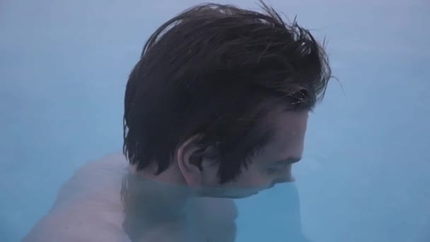 Ελκυστική γυμνή υγρό νεαρός στο μπλε νερό, εξωτερική πισίνα — Αρχείο Βίντεο