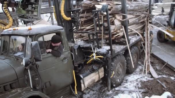 Lorry driver sticks out window looking at forklift passing by — Stock Video