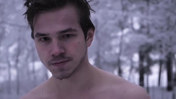 Молодой обнажённый мокрый мужчина в лесу в зимний день — стоковое видео