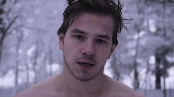 Young attractive naked wet male model at forest on winter day — Stock Video