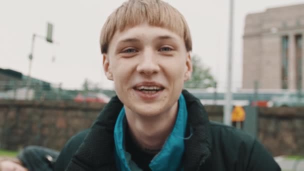 Şehir Parkı kamerada noktalarda gülümseyen dövmeler ile şık genç adam — Stok video