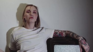 Serseri statik TV'nin karanlık odada çalışma yakın oturan kız dövme