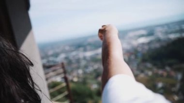 Puan parmak City balkon ufukta genç adam