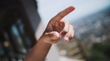 Puan parmak balkon ufukta bir şey, genç adam