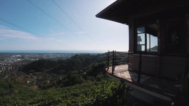 Timelapse balkon over wijngaard onder elektriciteitscentrales in de buurt van de stad in de bergen — Stockvideo