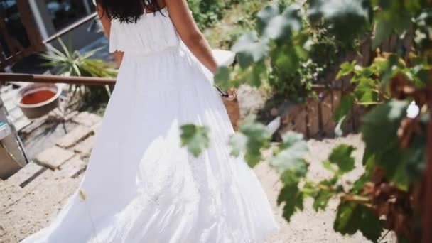 Jeune femme en robe blanche debout escaliers de marche de la villa, ville sur fond 