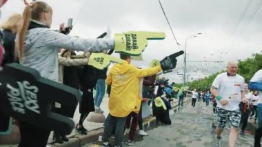 Renkli konfeti sinek üzerinde tezahürat hayranları, ath çalıştıran maraton