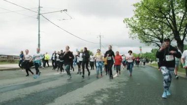 Neşeli sağlıklı kızlar dalgalar maraton kamera