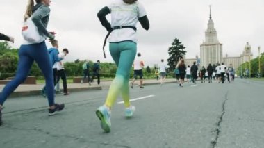 Maraton akıllı telefonlar ile sportif kadın