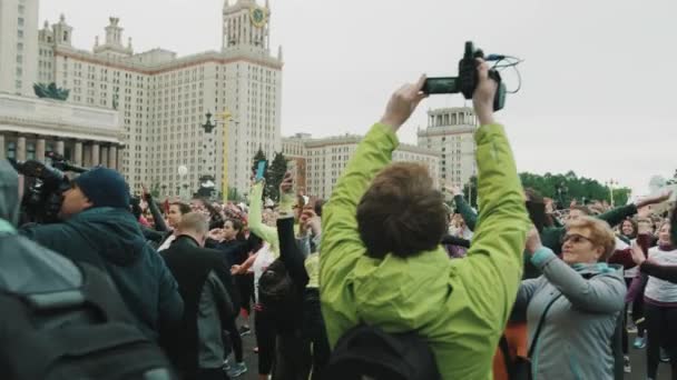Толпа людей готовится к марафонскому городу под Московской улицей — стоковое видео