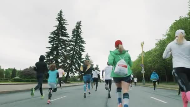 Sacs d'athlètes marathon de course, fille avec ange décoratif w — Video