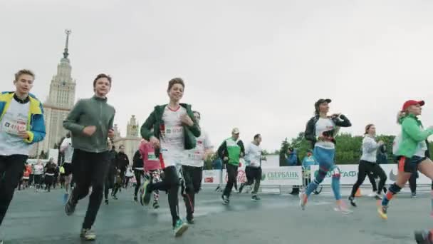 Niños corriendo maratón en multitud mostrando pulgares hacia arriba — Vídeos de Stock