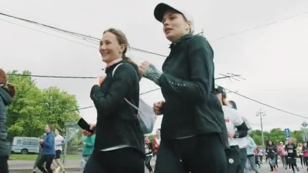 Mulheres atletas amigos em roupas esportivas semelhantes correndo marat — Vídeo de Stock